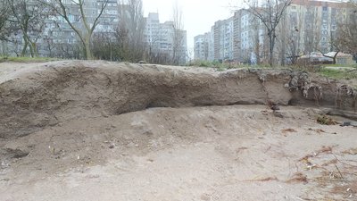 Обвалений берег у мікрорайоні Намив. Обвалений берег у мікрорайоні Намив.