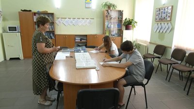 Абітурієнти заповнюють документи на вступ до професійного ліцею.