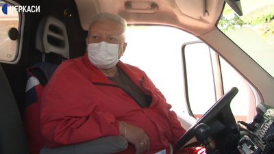 Черкаські працівники швидкої забезпечені спецкостюмами ще на місяць Черкаські працівники швидкої забезпечені спецкостюмами ще на місяць