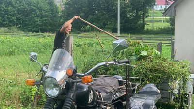 На Тернопільщині чоловік використовує свій мотоцикл для сільськогосподарських робіт