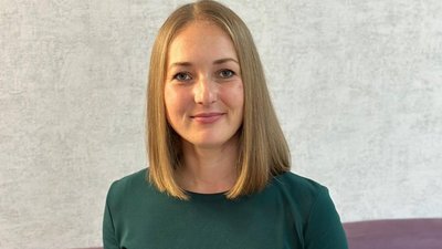 Волонтерка Іванна Козира із довгим каре