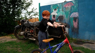 хлопчик у деокупованому селі на Ізюмщині