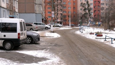 У Рівному голова ОСББ переконаний, що дорогу біля будинку повинні прибирати шляховики. Що каже місто