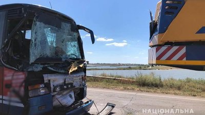 В Одеській області автобус зіткнувся з автокраном, п’ятеро людей травмувалися В Одеській області автобус зіткнувся з автокраном, п’ятеро людей травмувалися