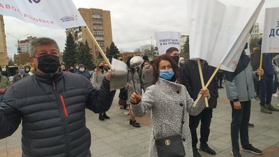 Проти карантину вихідного дня: у Черкасах мітингують ресторатори Проти карантину вихідного дня: у Черкасах мітингують ресторатори