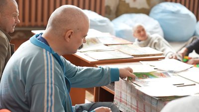 "Треба ж хлопцям нашим допомагати на фронті": підопічні психоневрологічного інтернату на Сумщині в'яжуть сітки для ЗСУ "Треба ж хлопцям нашим допомагати на фронті": підопічні психоневрологічного інтернату на Сумщині в'яжуть сітки для ЗСУ