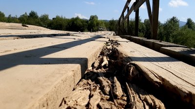Мостом регулярно їздять легкові автівки Мостом регулярно їздять легкові автівки