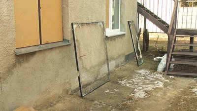 Вибиті вікна, двері, пошкоджена покрівля будинків. Наслідки ракетного обстрілу вінницької телевежі Вибиті вікна, двері, пошкоджена покрівля будинків. Наслідки ракетного обстрілу вінницької телевежі