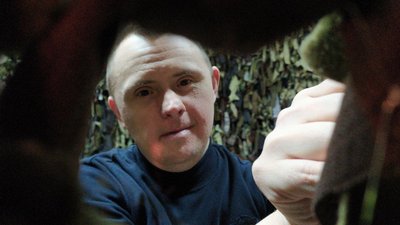 У Луцьку діти з синдромом Дауна разом з батьками плетуть маскувальні сітки У Луцьку діти з синдромом Дауна разом з батьками плетуть маскувальні сітки