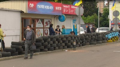 Підприємці луцького ринку забарикадувалися шинами Підприємці луцького ринку забарикадувалися шинами