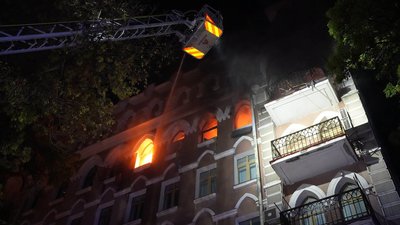 В Одесі у будинку сталися вибухи: поранені троє рятувальників і медик швидкої