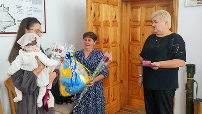 На Волині дружина та донька, народження якої не побачив, отримали нагороди загиблого нацгвардійця На Волині дружина та донька, народження якої не побачив, отримали нагороди загиблого нацгвардійця