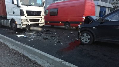 У Чернівецькій області зіткнулись легковик і вантажівка. Травмувались двоє людей