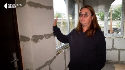"Якби стін не було, все одно тут спала б": вчителька з Одещини відновлює оселю після ракетної атаки