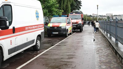 На Тернопільському ставі рятувальники шукають зниклого рибалку На Тернопільському ставі рятувальники шукають зниклого рибалку