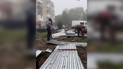 Наслідки негоди у Володимирі, зірвало дах, працюють комунальники
