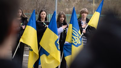 В Ужгороді відкрили меморіальну дошку полеглому захиснику Анатолію Тегзі В Ужгороді відкрили меморіальну дошку полеглому захиснику Анатолію Тегзі