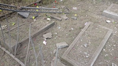 Воюють із запасами харчів для худоби та могилами на цвинтарі: наслідки обстрілів Миропілля на Сумщині з боку РФ Воюють із запасами харчів для худоби та могилами на цвинтарі: наслідки обстрілів Миропілля на Сумщині з боку РФ