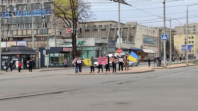 "Світ має знати, що їх там катують": у Вінниці пройшла мирна акція на підтримку військовополонених "Світ має знати, що їх там катують": у Вінниці пройшла мирна акція на підтримку військовополонених