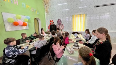 У Тернополі безкоштовно навчають писанкарству