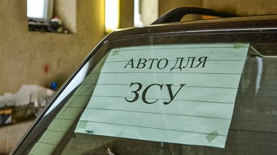 Викладач Одеської юридичної академії переобладнує звичайні машини на бандеромобілі Викладач Одеської юридичної академії переобладнує звичайні машини на бандеромобілі