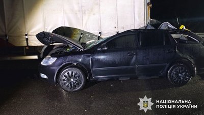 Автівка вїхала в фуру