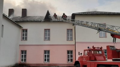 На Прикарпатті горить лікарня. Евакуювали 37 людей На Прикарпатті горить лікарня. Евакуювали 37 людей