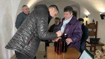 38 виноробів беруть участь у конкурсі "Червене вино" на Закарпатті 38 виноробів беруть участь у конкурсі "Червене вино" на Закарпатті
