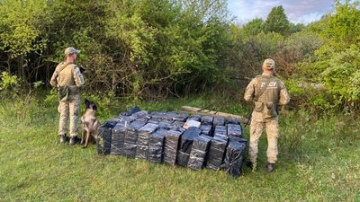 30 ящиків сигарет виявили закарпатські прикордонники поблизу кордону з Угорщиною 30 ящиків сигарет виявили закарпатські прикордонники поблизу кордону з Угорщиною