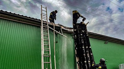 Рятувальники на даху магазину, куди влучив російський БпЛА у Золочеві, 12 квітня 2026 року