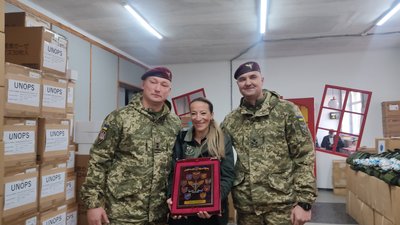 Понад три сотні тактичних аптечок передав десантникам гуманітарний хаб "Житомир" Понад три сотні тактичних аптечок передав десантникам гуманітарний хаб "Житомир"