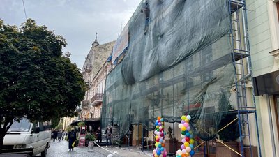 У Чернівцях ремонтують два аварійні фасади в центрі міста: скільки це коштує У Чернівцях ремонтують два аварійні фасади в центрі міста: скільки це коштує
