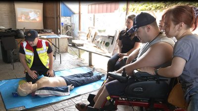 "Наразі це актуальні теми": черкаські рятувальники навчають людей із інвалідністю "Наразі це актуальні теми": черкаські рятувальники навчають людей із інвалідністю