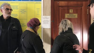 В Одесі люди годинами чекають аби подати документи на оформлення закордонного паспорта В Одесі люди годинами чекають аби подати документи на оформлення закордонного паспорта