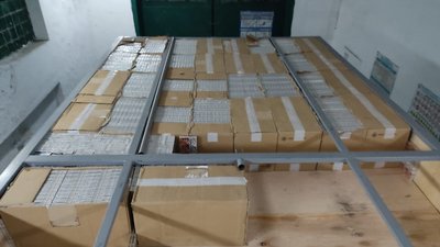 Понад 37 тисяч пачок сигарет знайшли у мікроавтобусі митники на Львівщині Понад 37 тисяч пачок сигарет знайшли у мікроавтобусі митники на Львівщині