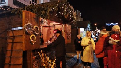 В Ужгороді засвітили головну ялинку міста В Ужгороді засвітили головну ялинку міста