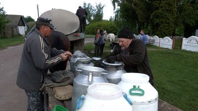 Кіньми та велосипедом: як жителі Новгород-Сіверщини доставляють молоко Кіньми та велосипедом: як жителі Новгород-Сіверщини доставляють молоко