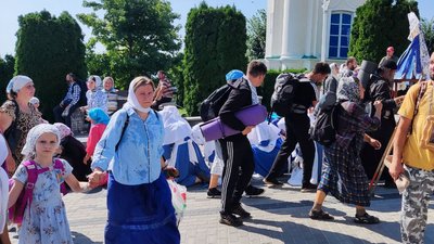 Прочани УПЦ МП прийшли до Почаївської лаври