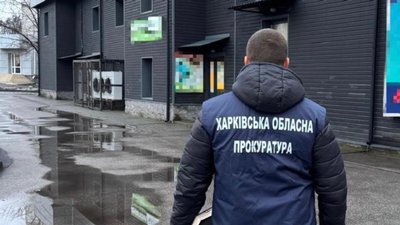 Працівник прокуратури біля магазину в Харкові