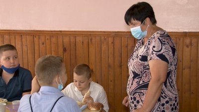 Відстань між столами та додаткова обробка посуду: у школах Черкас діють карантинні правила Відстань між столами та додаткова обробка посуду: у школах Черкас діють карантинні правила