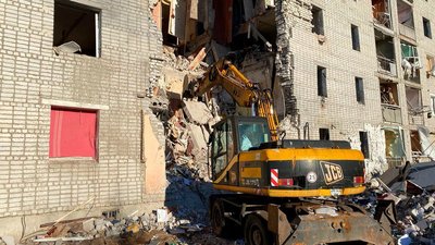 У Свесі рятувальники проводять відновлювальні роботи на місці російської атаки