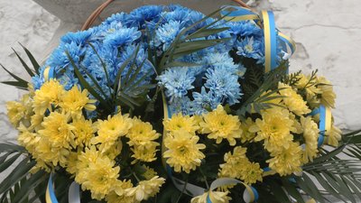 Молебен та квіти до пам'ятника: у Чернігові відзначили 102-гу річницю Акта Злуки Молебен та квіти до пам'ятника: у Чернігові відзначили 102-гу річницю Акта Злуки