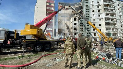 Як відновлюють багатоповерхівку в Умані, яку зруйнувала російська ракета