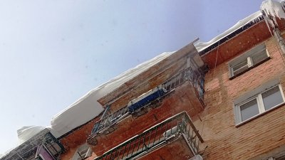 У Рівному снігова груда з даху потрощила авто. Що робити в таких випадках У Рівному снігова груда з даху потрощила авто. Що робити в таких випадках