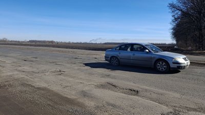 Яма на дорозі