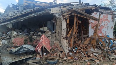 Зруйнована будівля внаслідок удару КАБами по Ізюму