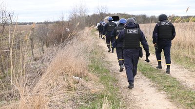 Черкаські піротехніки обстежують поля на наявність вибухівок Черкаські піротехніки обстежують поля на наявність вибухівок