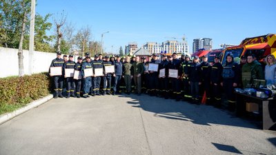 У Франківську нагородили 15 рятувальників, які гасили пожежу від ракетних ударів по Бурштинській ТЕС