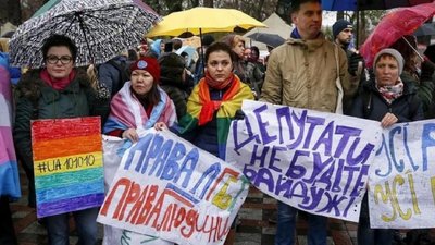 "Багато хто хотів прийти, поки я не довів їм, що акцію ініціює бот і їх би просто побили". Активіст ЛГБТ з Рівного прокоментував заборону міськради