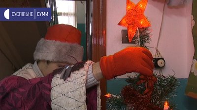 У Сумах мешканці 9-поверхівки 16 років прикрашають свій під’їзд до Нового року